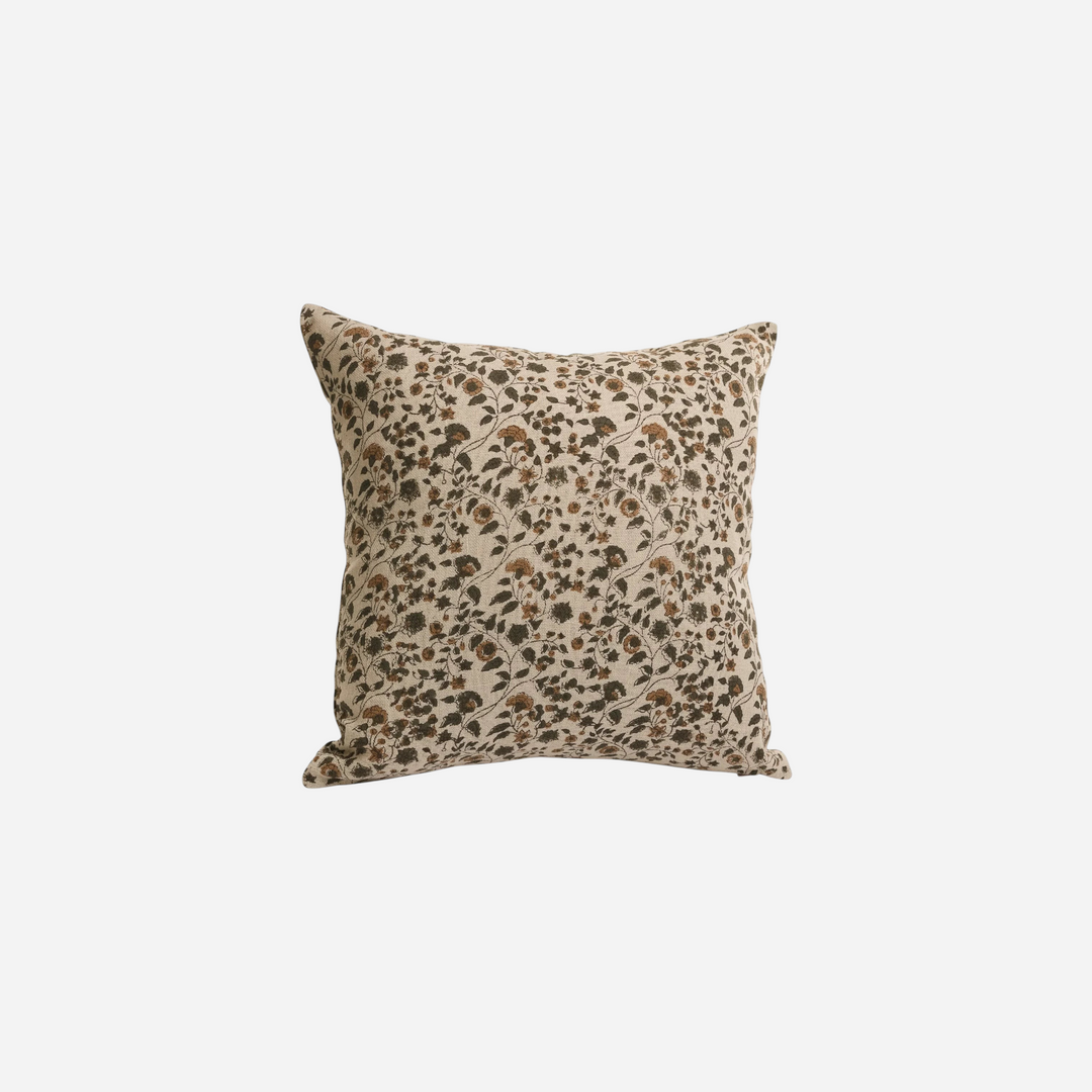 Coussin décoratif Maison Olive en lin texturé avec un motif floral délicat dans des tons beige, brun et vert olive.