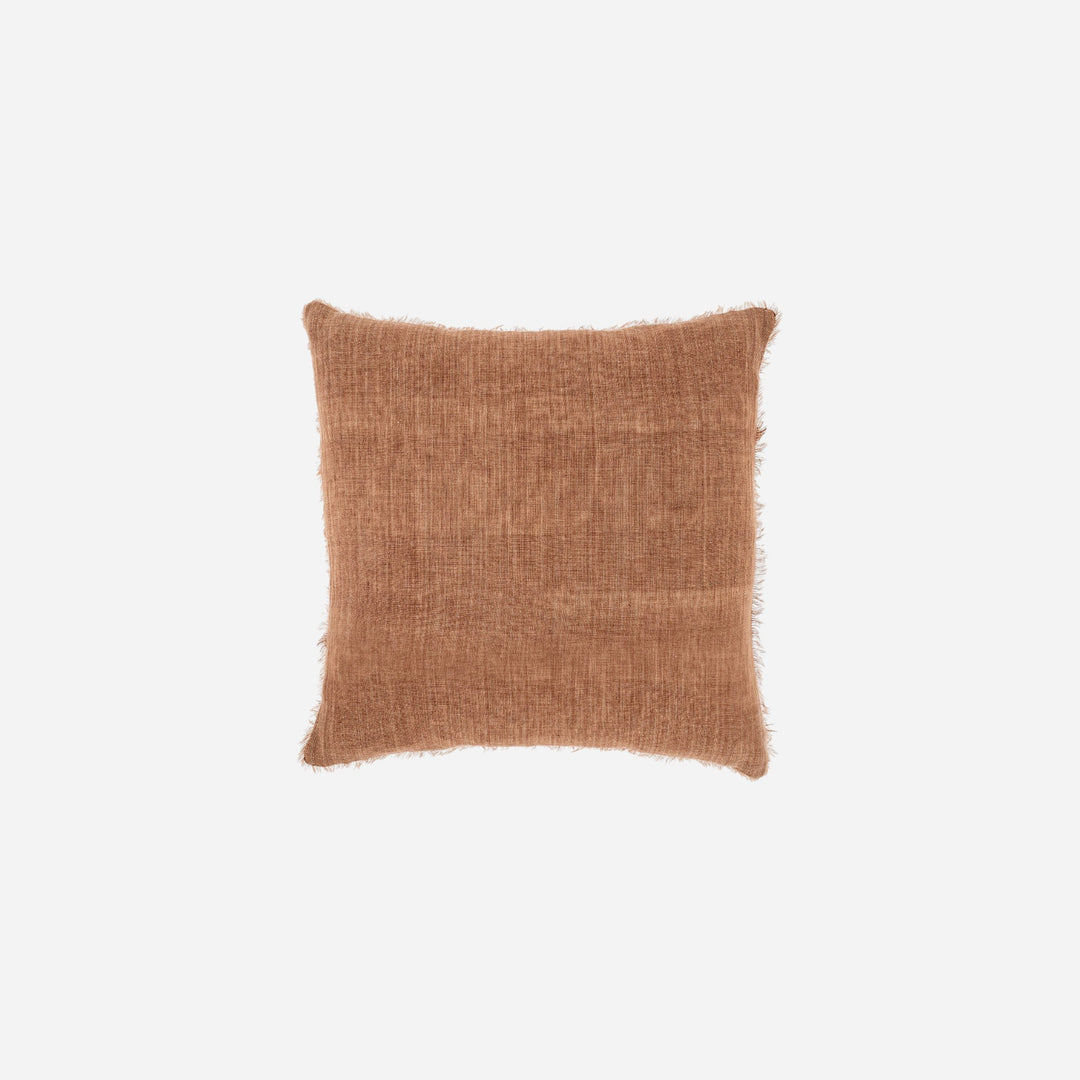 Coussin décoratif Maison Olive Ruby en lin couleur terre cuite avec bords effilochés et finition texturée