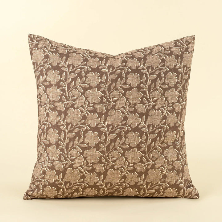 Coussin décoratif Maison Olive marron à motif floral texturé pour une décoration intérieure élégante et chaleureuse.