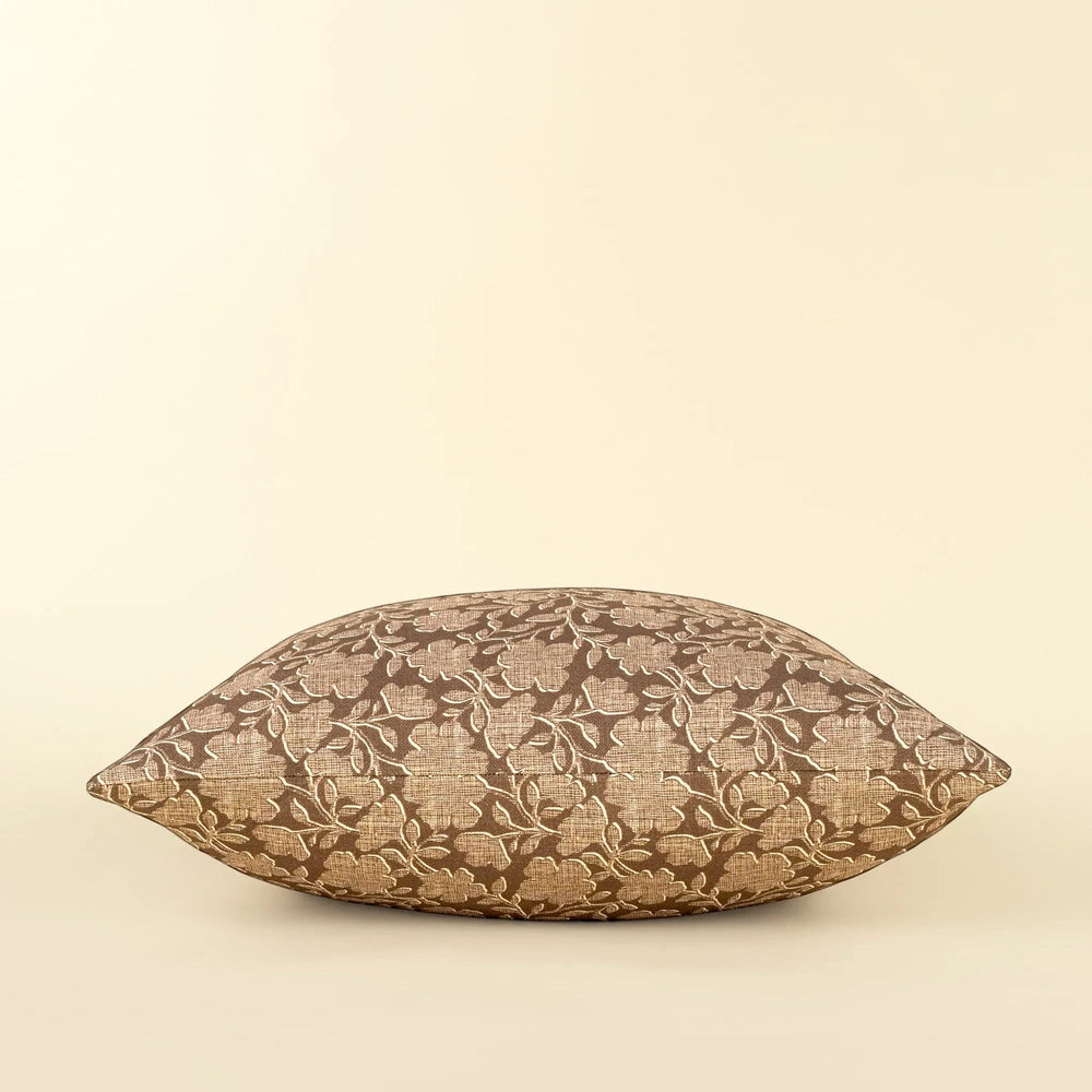Coussin décoratif Maison Olive marron à motif floral texturé pour une décoration intérieure élégante et chaleureuse.