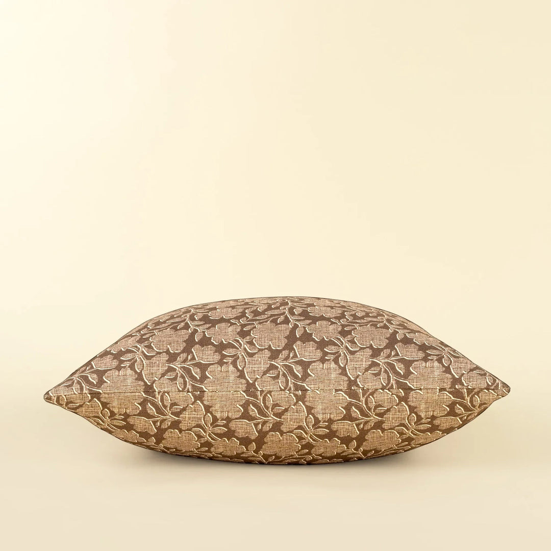 Coussin décoratif Maison Olive marron à motif floral texturé pour une décoration intérieure élégante et chaleureuse.