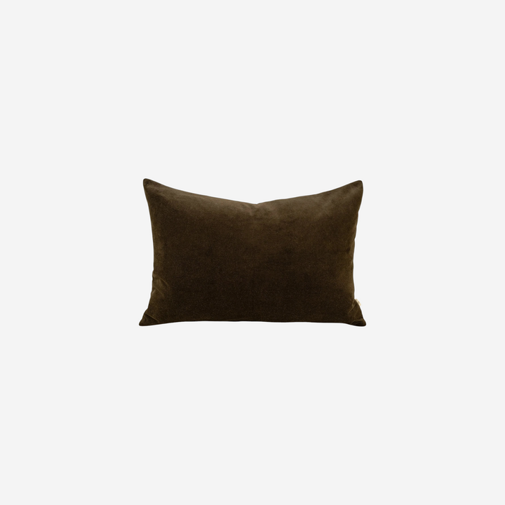 Coussin rectangulaire Maison Olive en velours brun profond au toucher doux et soyeux pour une décoration élégante