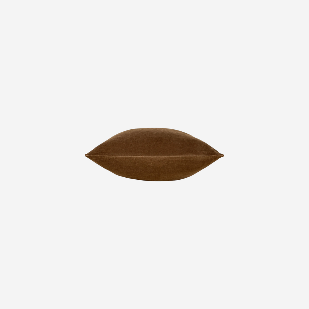 Coussin décoratif Maison Olive en velours brun profond, texture douce et élégante pour une décoration intérieure cosy.