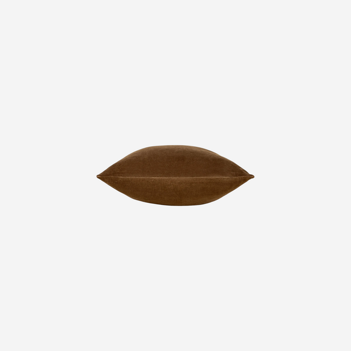 Coussin décoratif Maison Olive en velours brun profond, texture douce et élégante pour une décoration intérieure cosy.