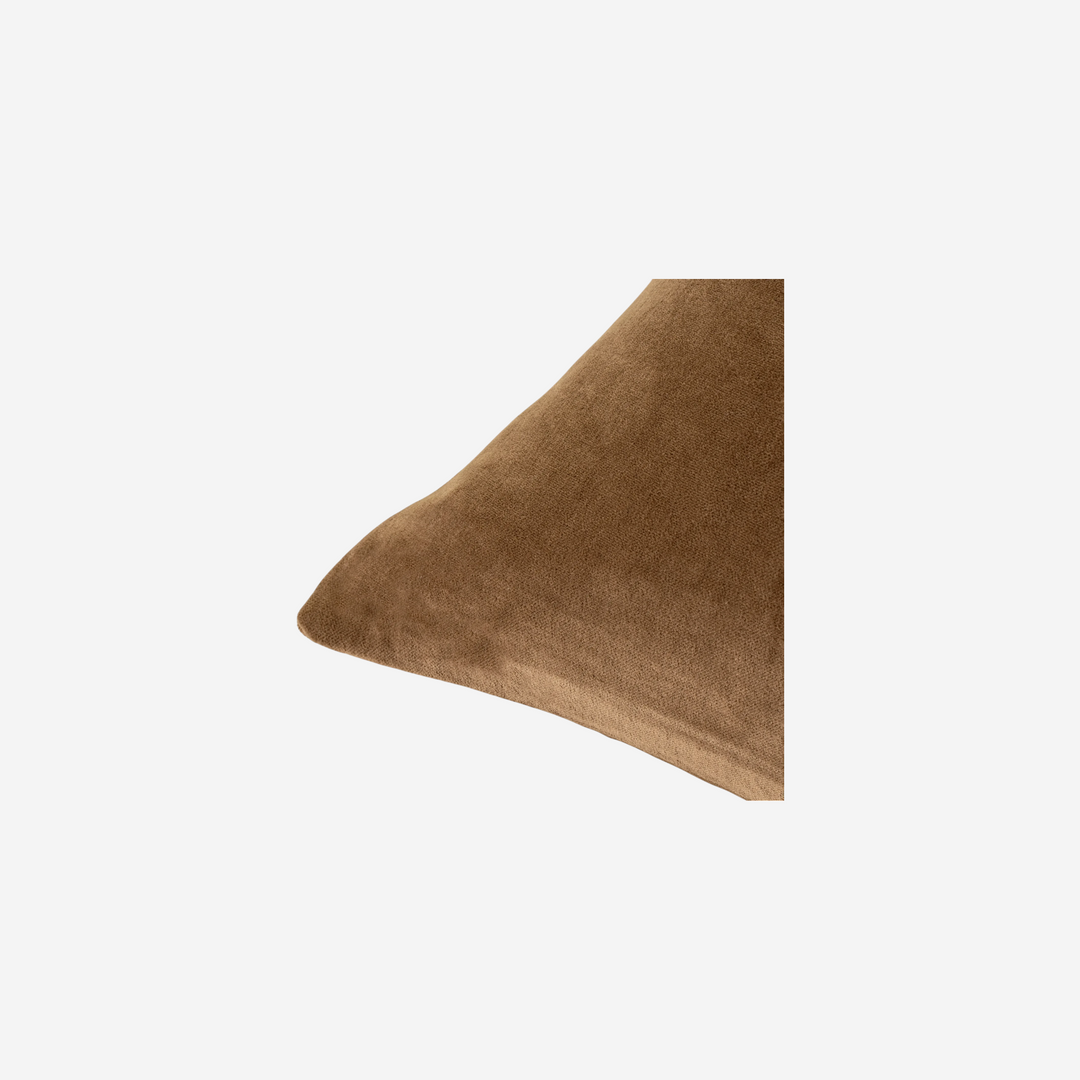 Coussin décoratif Maison Olive en velours brun doux et élégant pour une décoration intérieure chaleureuse