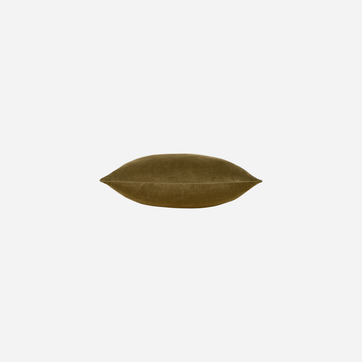 Coussin Maison Olive rectangulaire en velours de coton lavé vert olive au fini mat et texture douce