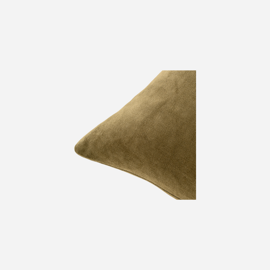 Coussin décoratif Maison Olive en velours doux vert olive, texture soyeuse et élégante pour salon ou chambre