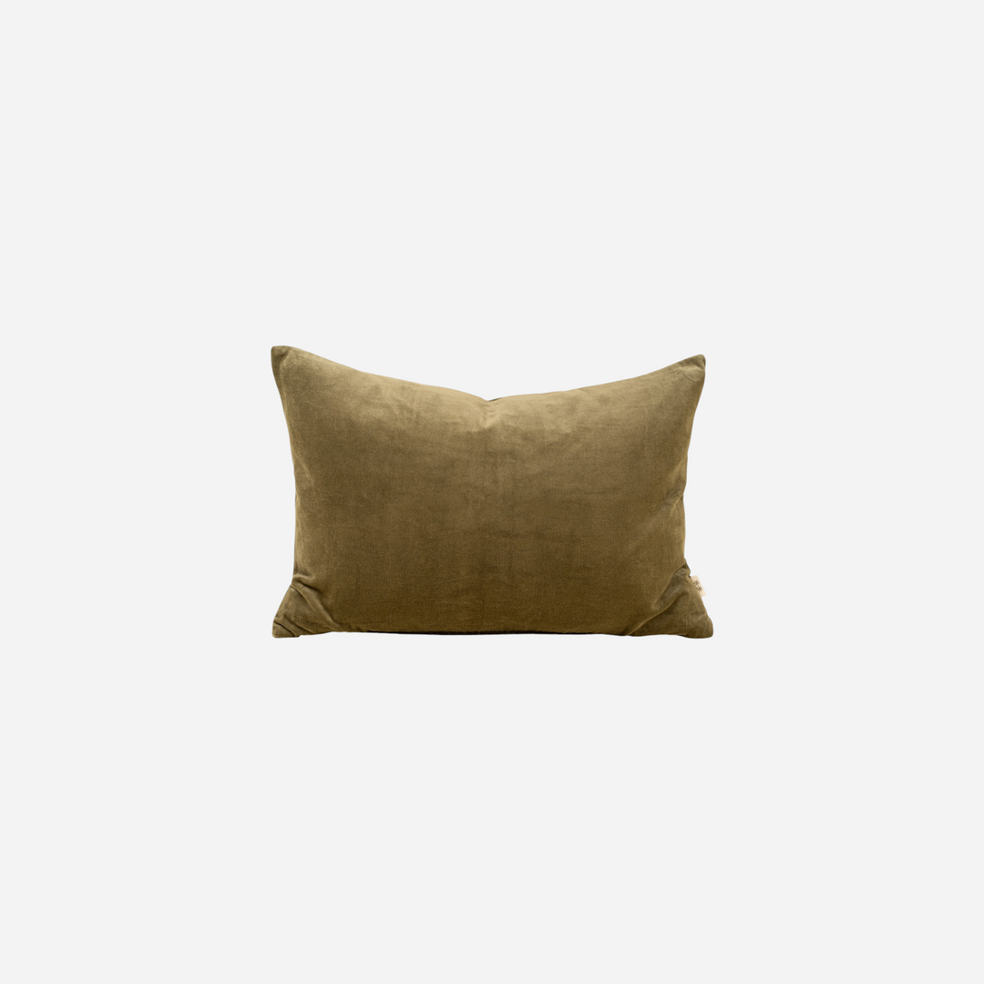 Coussin Maison Olive rectangulaire en velours de coton lavé vert olive, texture douce et finition mate élégante.