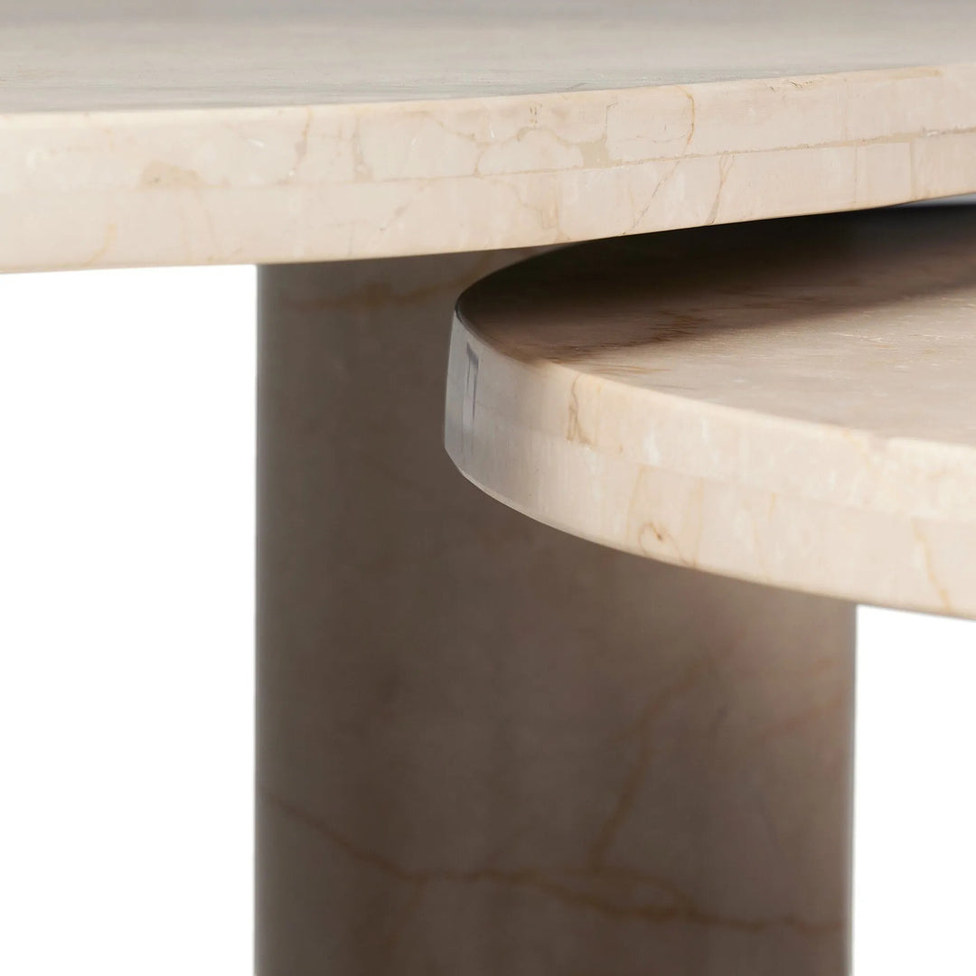 Ensemble de tables basses gigognes ZION en marbre beige de Maison Olive, design contemporain et modulable.