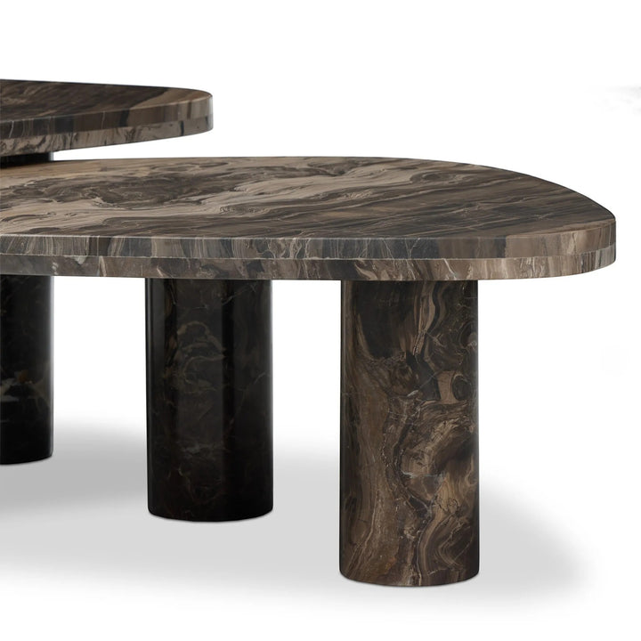 Ensemble de tables basses gigognes Maison Olive en marbre marron et noir, design contemporain