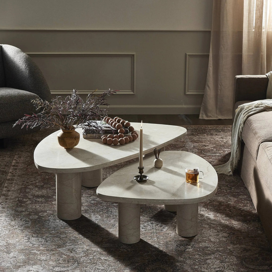 Ensemble de tables basses gigognes Zion en marbre blanc avec pieds cylindriques, style contemporain par Maison Olive.