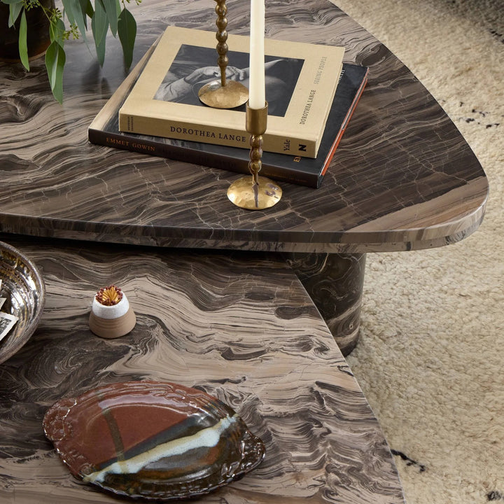Ensemble de tables basses gigognes ZION en marbre veiné marron et beige, style contemporain, par Maison Olive.