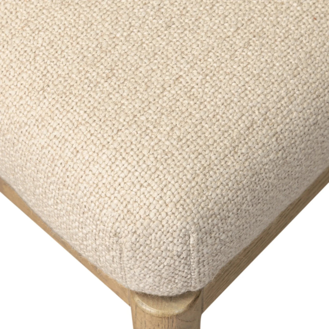 Maison Olive fauteuil en bois clair et tissu texturé crème, assise rembourrée, design épuré.
