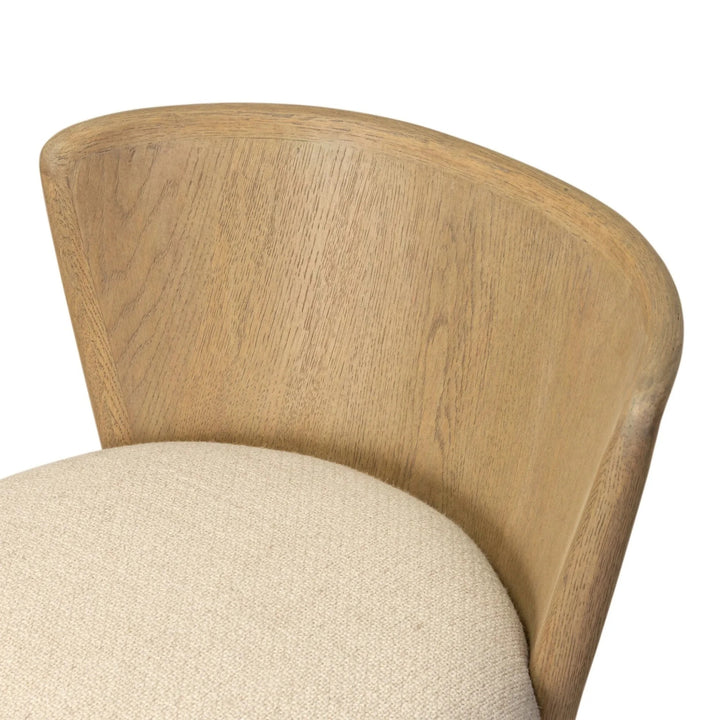 Maison Olive fauteuil en bois clair et tissu crème, assise rembourrée, design épuré et naturel.