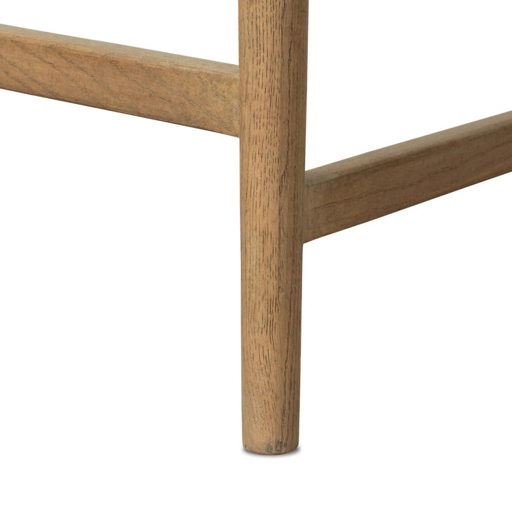 Maison Olive fauteuil en bois clair et tissu crème, assise rembourrée, design épuré et naturel.