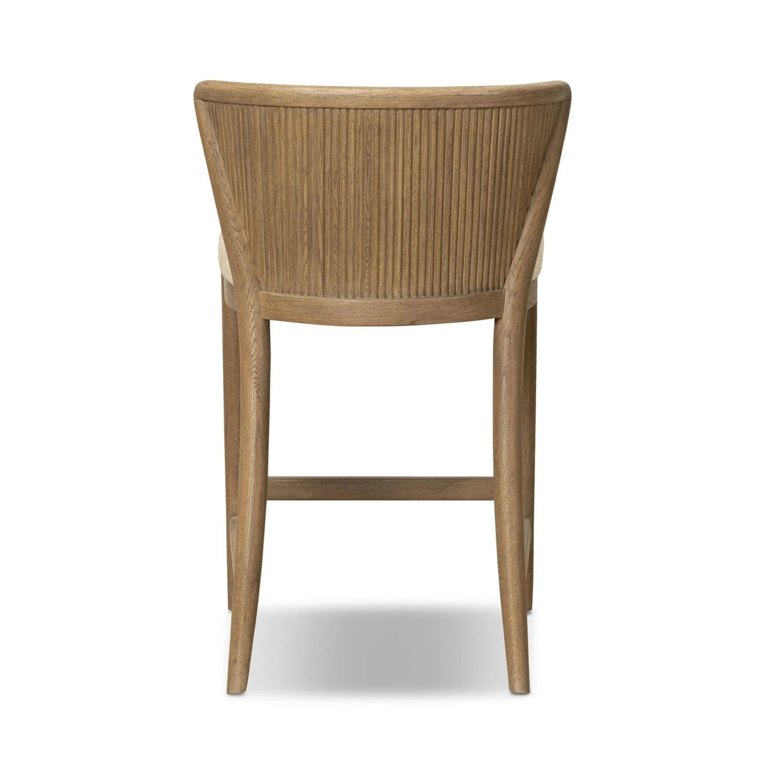 Maison Olive fauteuil en bois clair avec dossier cannelé et assise crème. Design épuré et naturel.