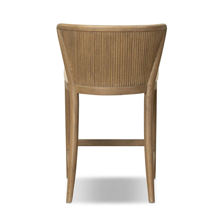 Maison Olive fauteuil en bois clair avec dossier cannelé et assise crème. Design épuré et naturel.