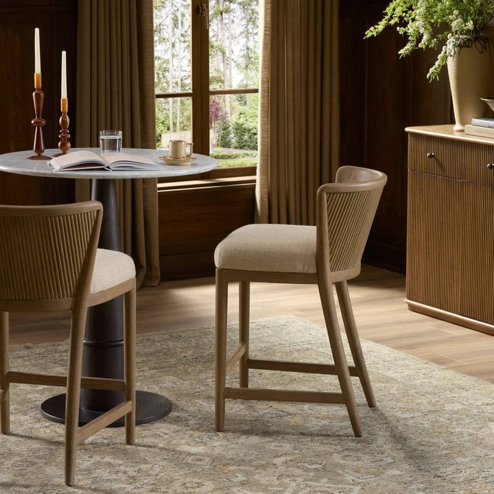 Maison Olive - Fauteuil en bois clair avec assise en tissu crème texturé, dossier cannelé, design naturel et élégant.