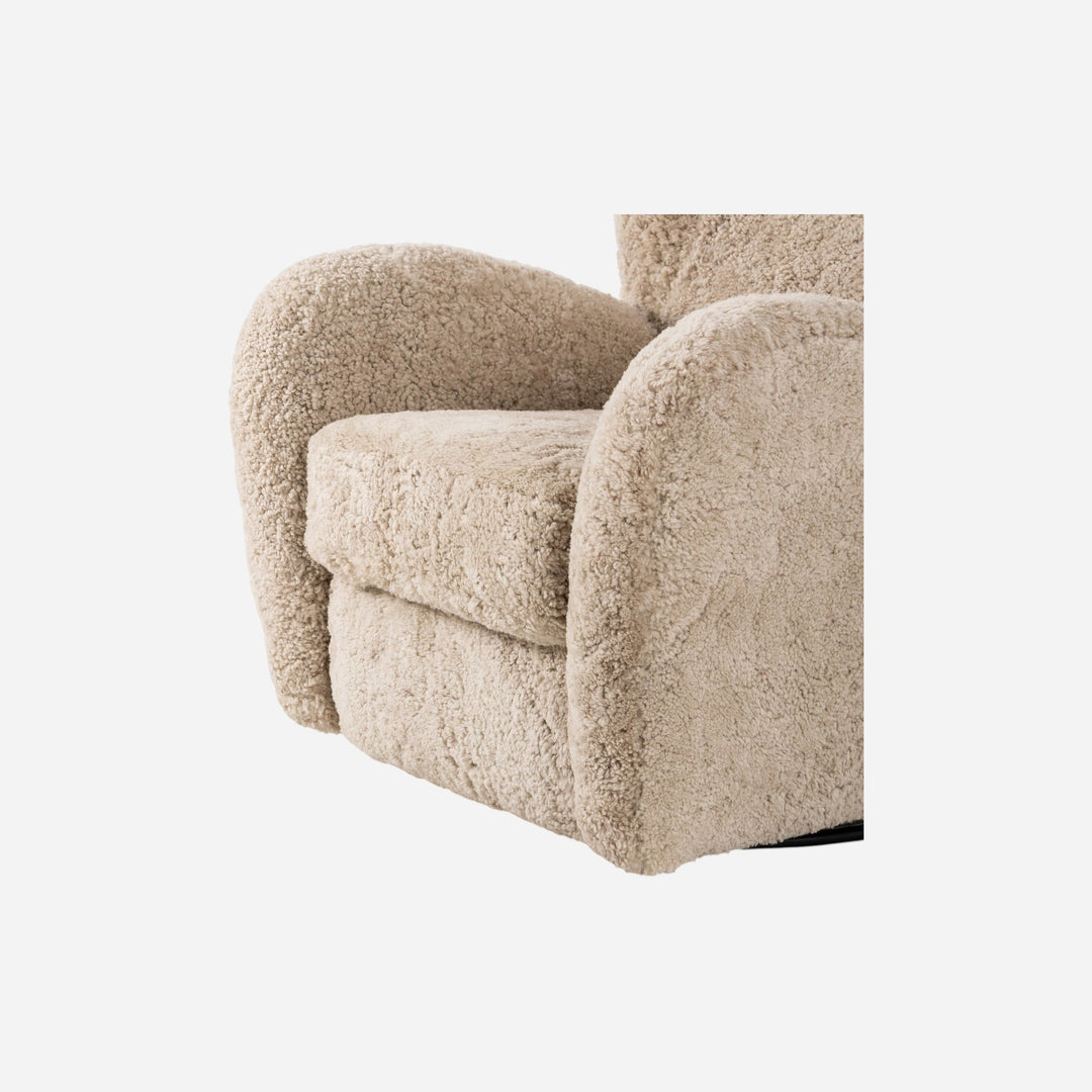 Fauteuil pivotant Maison Olive en laine bouclée sable, texture moelleuse et design enveloppant pour un confort optimal.