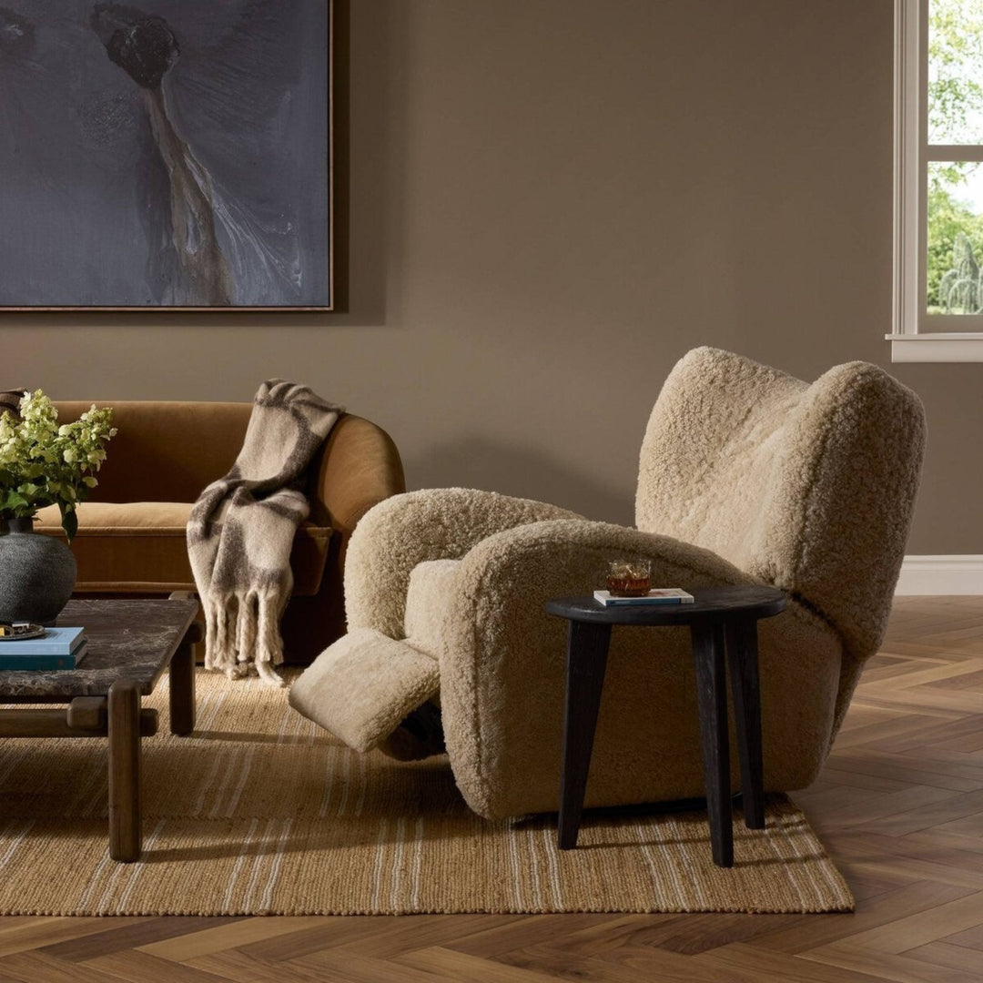 Fauteuil pivotant Maison Olive en laine bouclée couleur sable, design enveloppant et confortable.