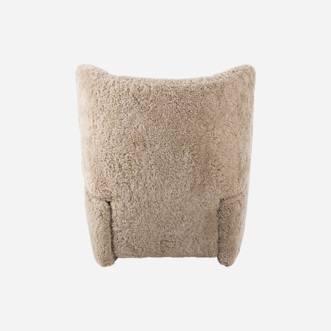 Fauteuil pivotant Maison Olive en laine bouclée couleur sable, design enveloppant et confortable.