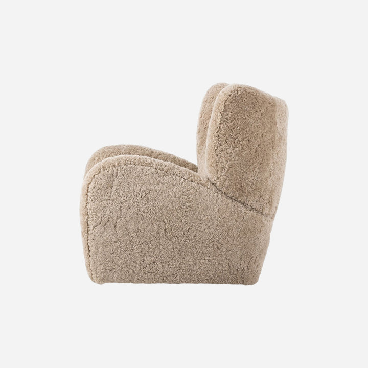 Fauteuil pivotant Maison Olive en laine bouclée couleur sable, design enveloppant et confortable pour le salon.