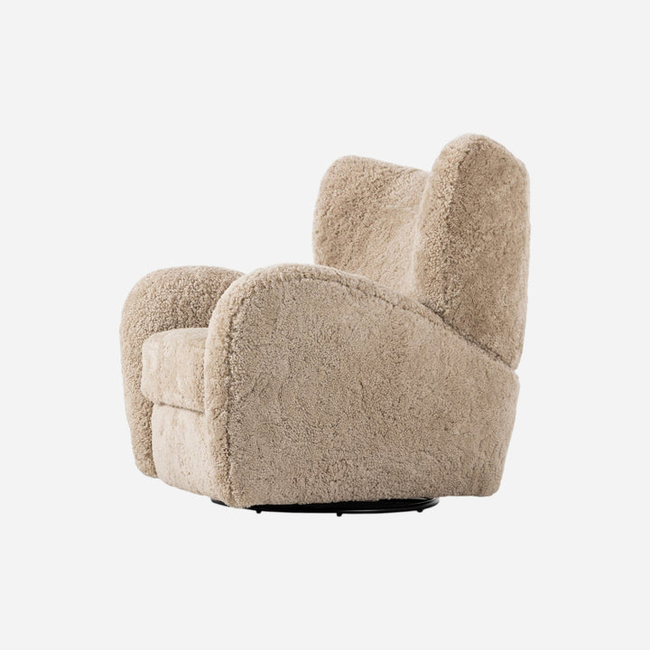 Fauteuil pivotant Maison Olive en laine bouclée couleur sable, design enveloppant et confortable.