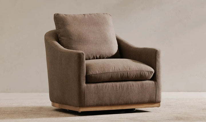Fauteuil pivotant Maison Olive en tissu taupe texturé avec base en bois clair, design contemporain et enveloppant.