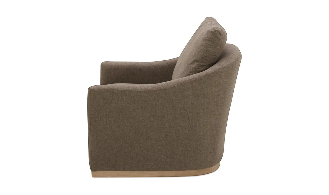 Fauteuil pivotant Maison Olive en tissu taupe texturé avec base en bois clair, vue de profil