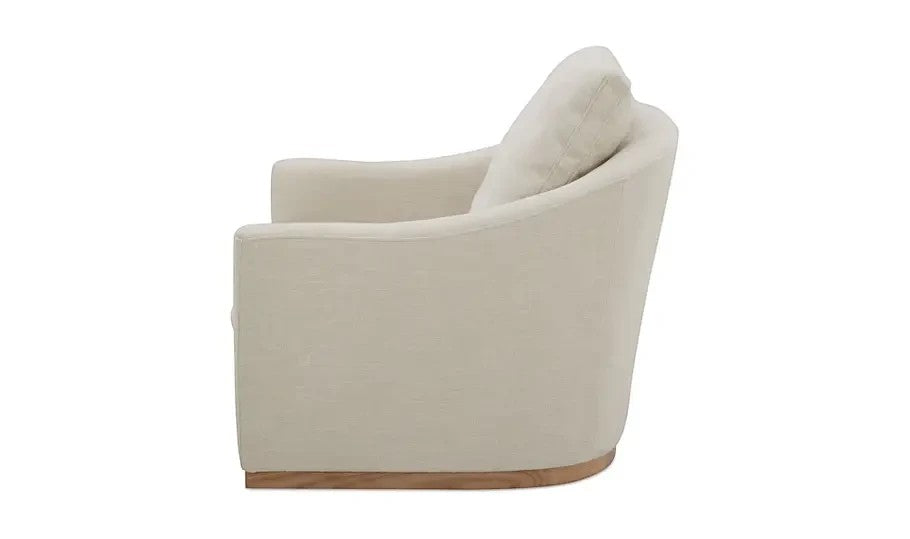 Fauteuil pivotant Maison Olive taupe en tissu texturé avec base en bois clair, vue de profil