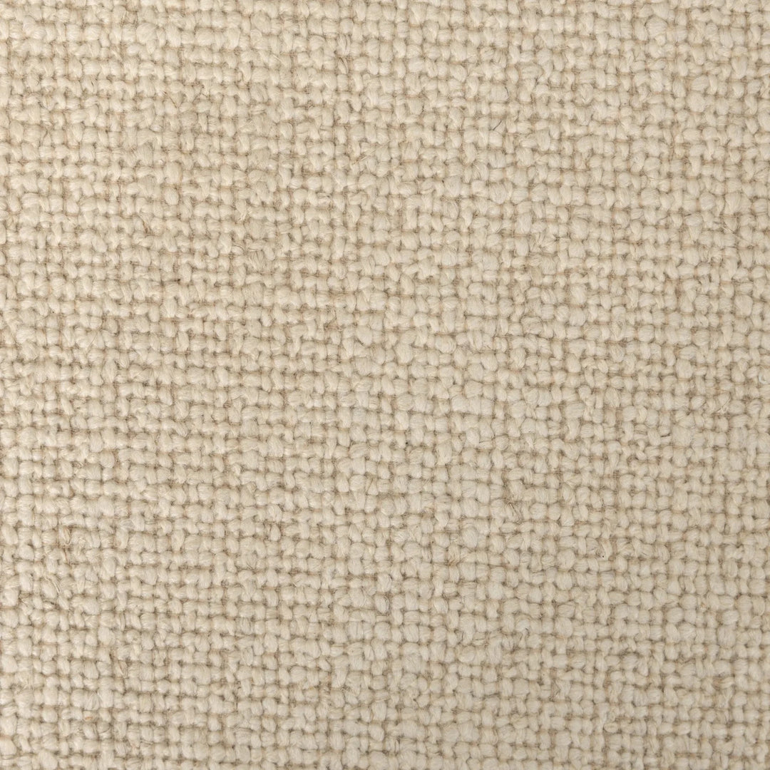 Maison Olive fauteuil en tissu crème texturé et structure en bois clair, design épuré et naturel.