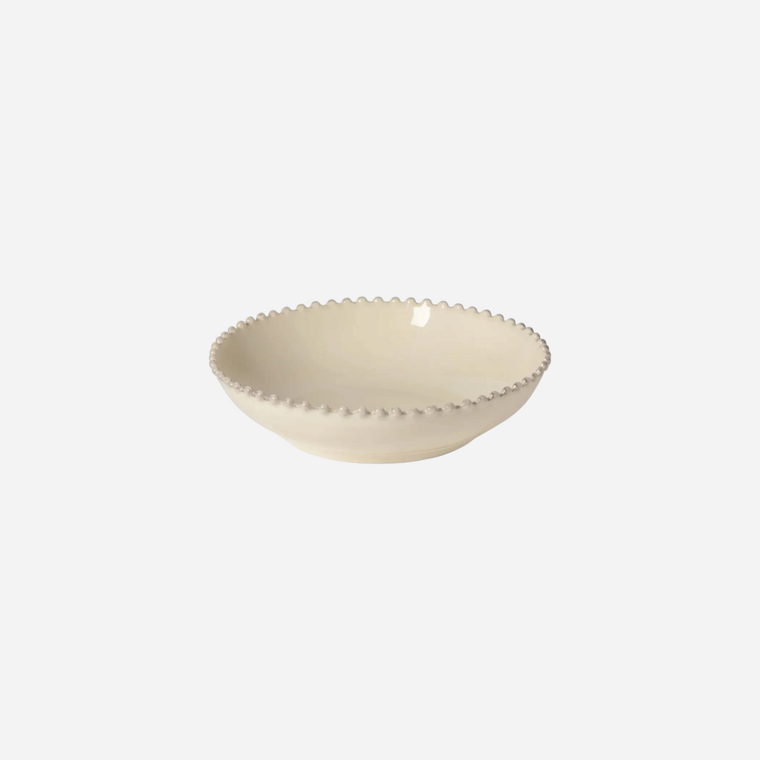 Grand bol de service Maison Olive en céramique crème avec un rebord perlé élégant pour une table raffinée.