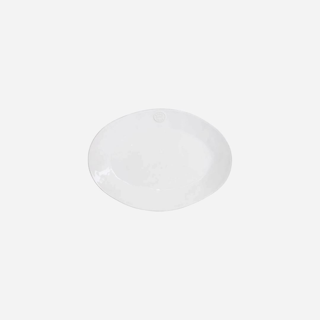 Grand plat de service ovale Maison Olive en céramique blanche émaillée avec sceau artisanal en relief sur le bord