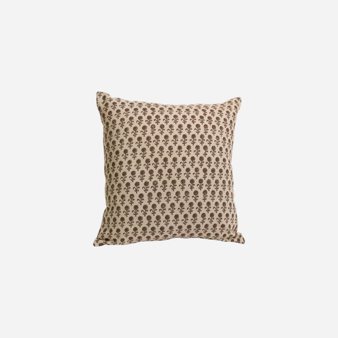 Housse de coussin carrée Maison Olive en coton beige avec motif floral imprimé en bloc brun chocolat