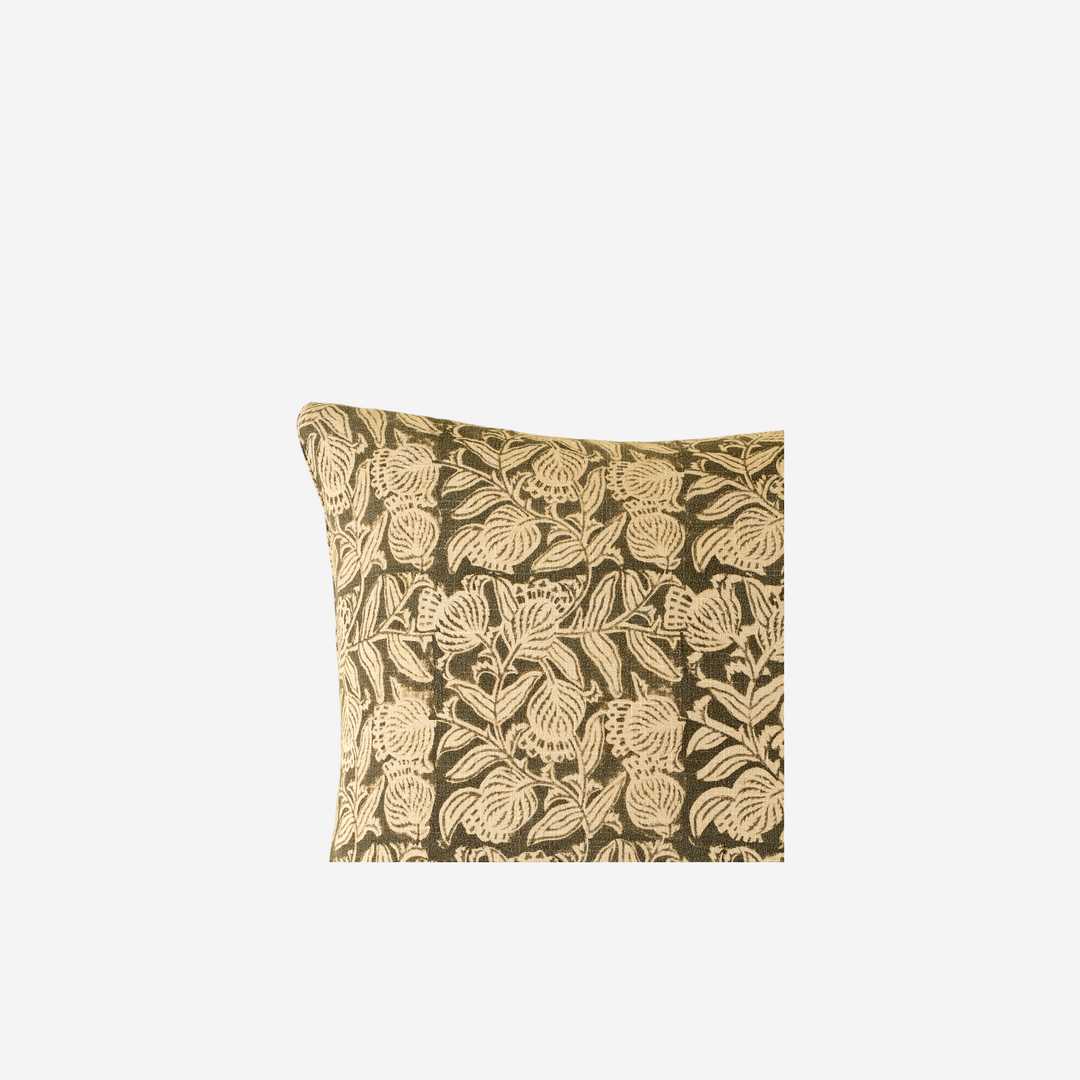 Housse de coussin Maison Olive en coton beige et gris avec un motif floral imprimé en bloc élégant