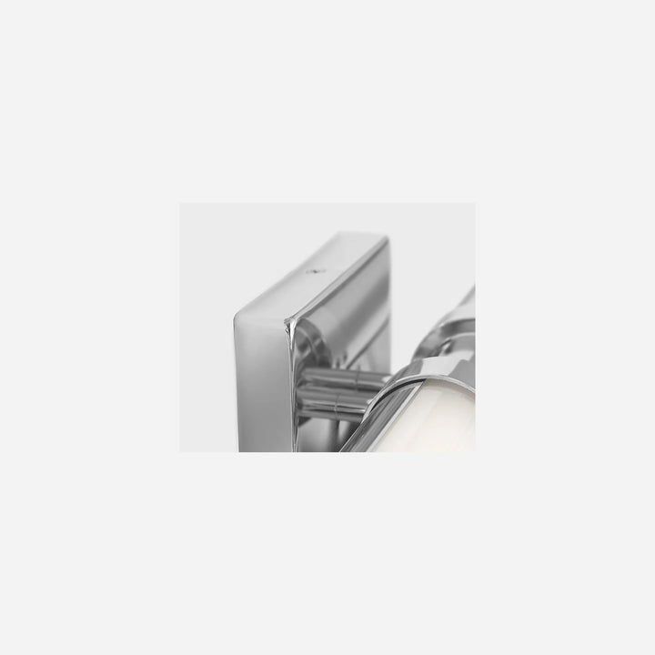 Applique murale Maison Olive Kiel en chrome avec diffuseur cylindrique en verre givré pour un éclairage élégant