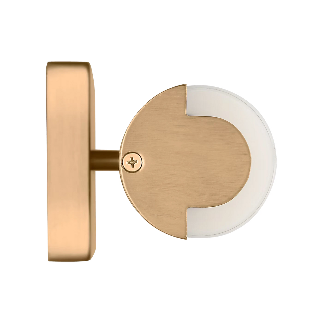 Applique murale Maison Olive Kiel en métal doré brossé avec diffuseur cylindrique en verre givré, vue de profil.