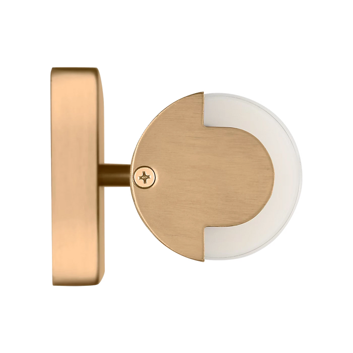 Applique murale Maison Olive Kiel en métal doré brossé avec diffuseur cylindrique en verre givré, vue de profil.