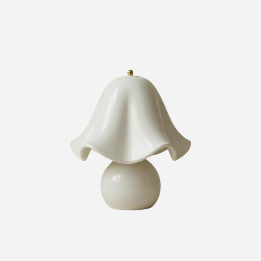 Lampe de table Maison Olive en céramique blanche brillante avec abat-jour ondulé en forme de fleur et bouton doré.