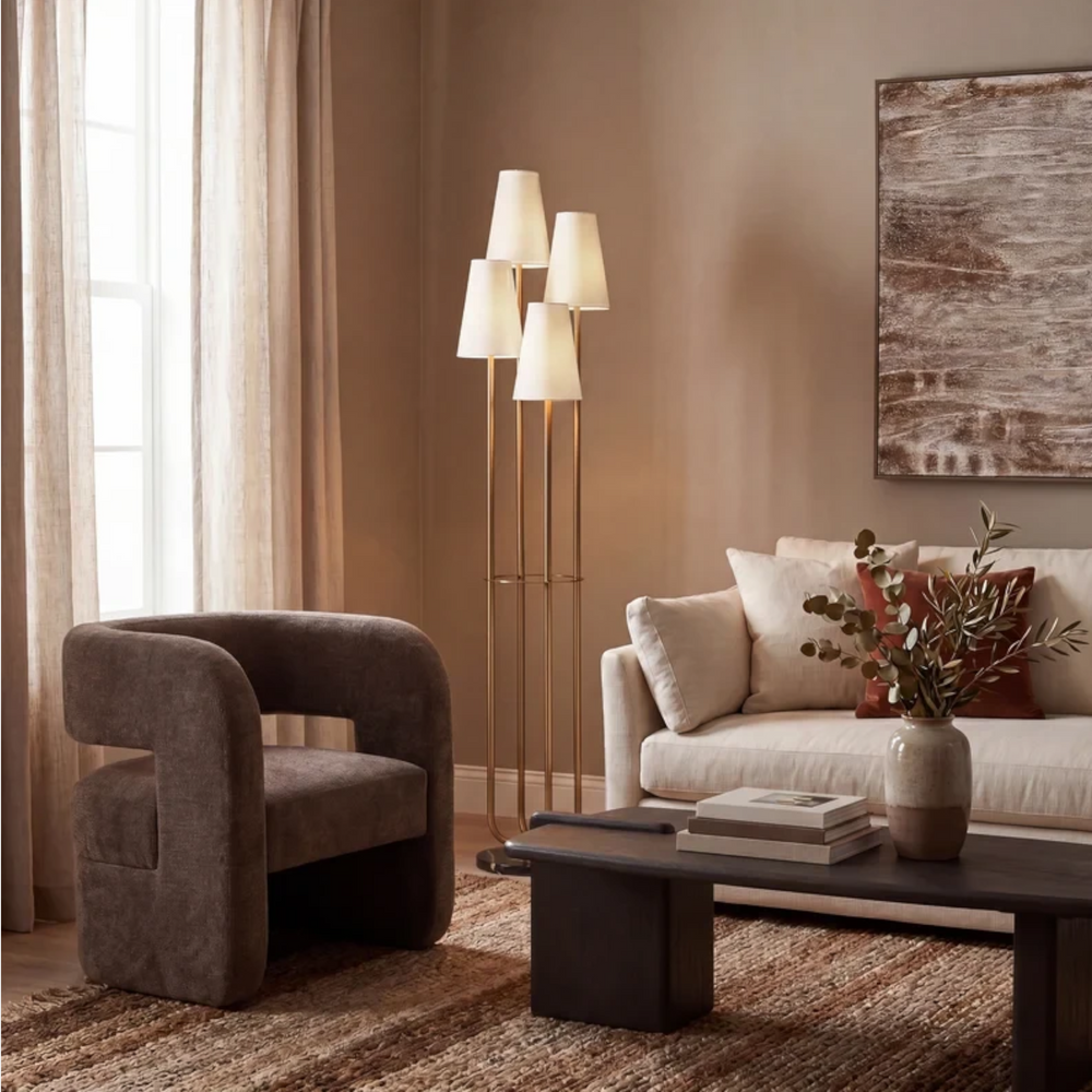 Lampadaire Maison Olive Quattuor en laiton vieilli avec quatre abat-jour en lin ivoire et accents en marbre noir