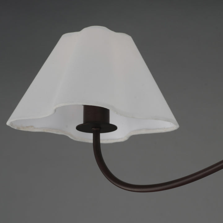Lampe de table Maison Olive avec bras incurvé brun foncé et abat-jour en tissu blanc cassé aux bords ondulés