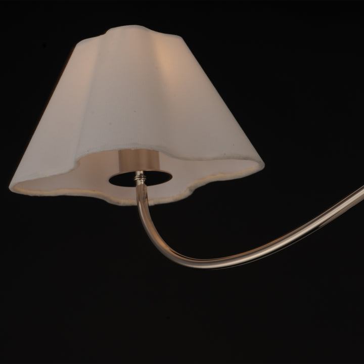 Lampe de table Maison Olive avec bras incurvé en métal argenté et abat-jour en tissu blanc cassé aux bords ondulés