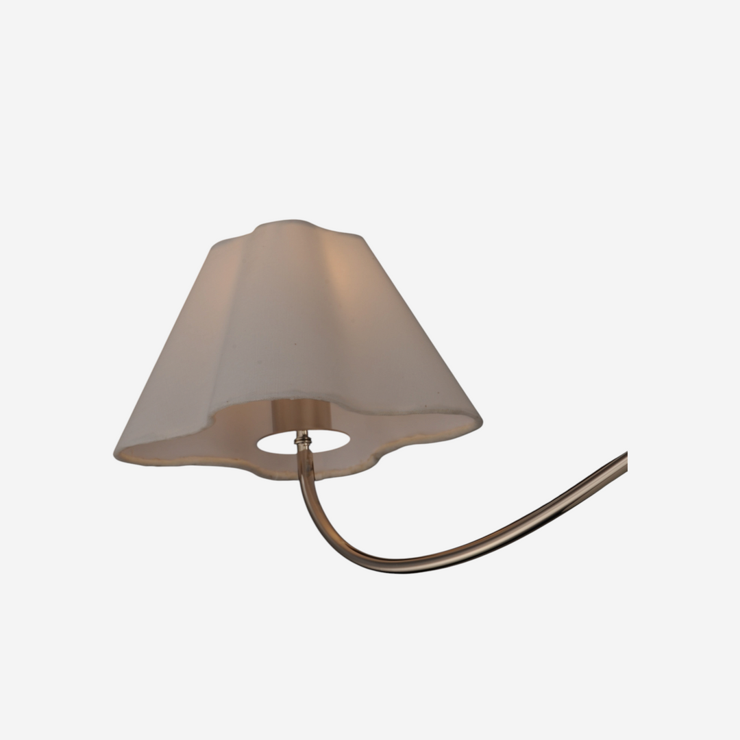 Lampe de table Maison Olive avec bras incurvé en métal argenté et abat-jour en tissu blanc cassé aux bords ondulés