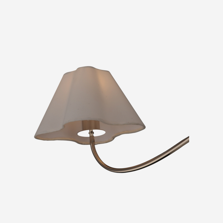 Lampe de table Maison Olive avec bras incurvé en métal argenté et abat-jour en tissu blanc cassé aux bords ondulés