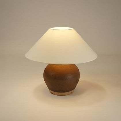 Lampe de table Maison Olive en céramique artisanale marron avec abat-jour blanc, style organique et chaleureux.