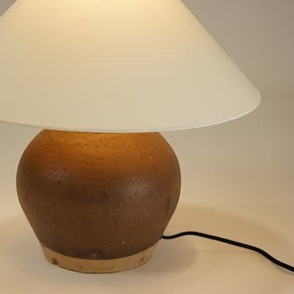 Lampe de table Maison Olive en céramique artisanale marron texturée avec abat-jour blanc pour une ambiance cosy.