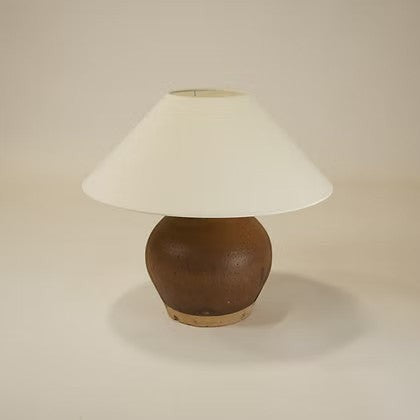 Lampe de table Maison Olive en céramique artisanale marron avec abat-jour blanc, style organique et minimaliste.