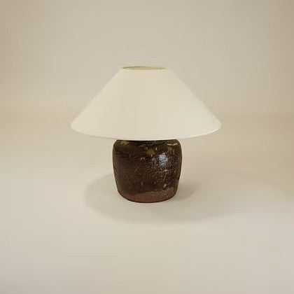 Lampe de table Maison Olive en terre cuite brune texturée avec abat-jour en tissu blanc, style artisanal bohème.