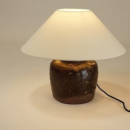 Lampe de table Maison Olive en céramique brune texturée avec abat-jour en tissu blanc pour une lumière douce.