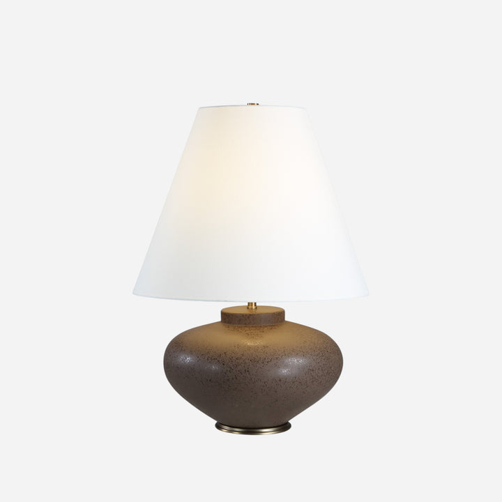 Lampe de table Maison Olive Caroline avec base arrondie en céramique mate brune et abat-jour en lin ivoire